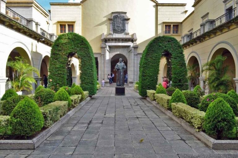 PATIO-CENTRAL-DEL-RECTORADO.-AL-FONDO-EL-AULA-MAGNA
